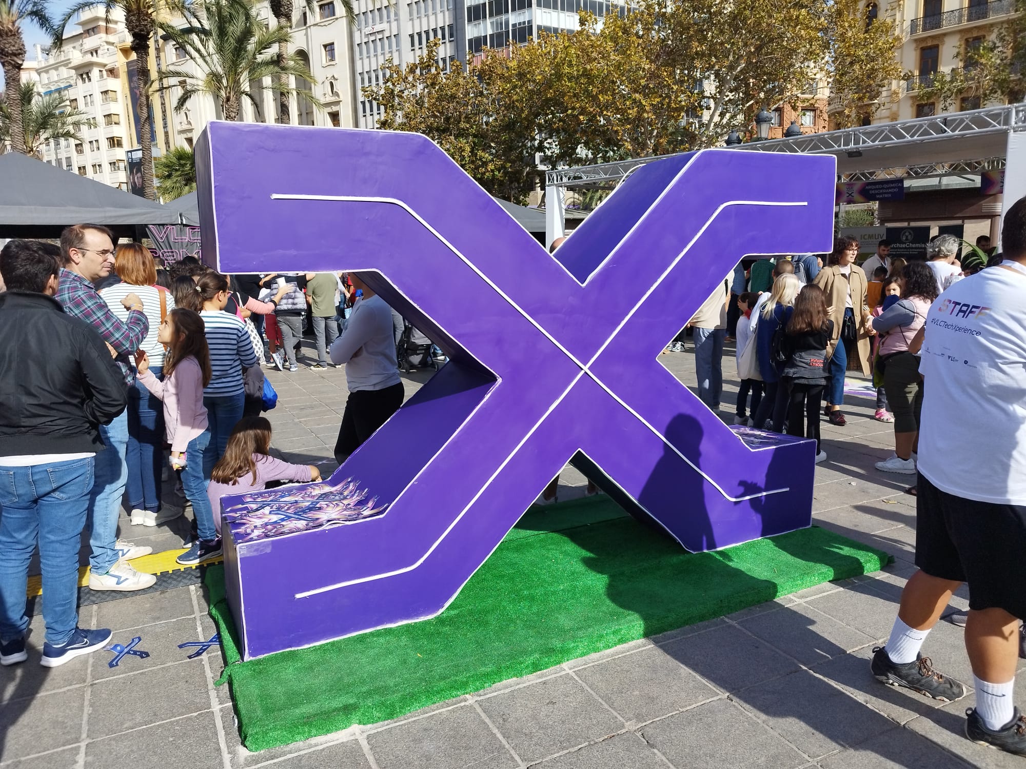 Artista fallero decora el evento VLC Tech X-perience con una escultura gigante en la plaza del ayuntamiento