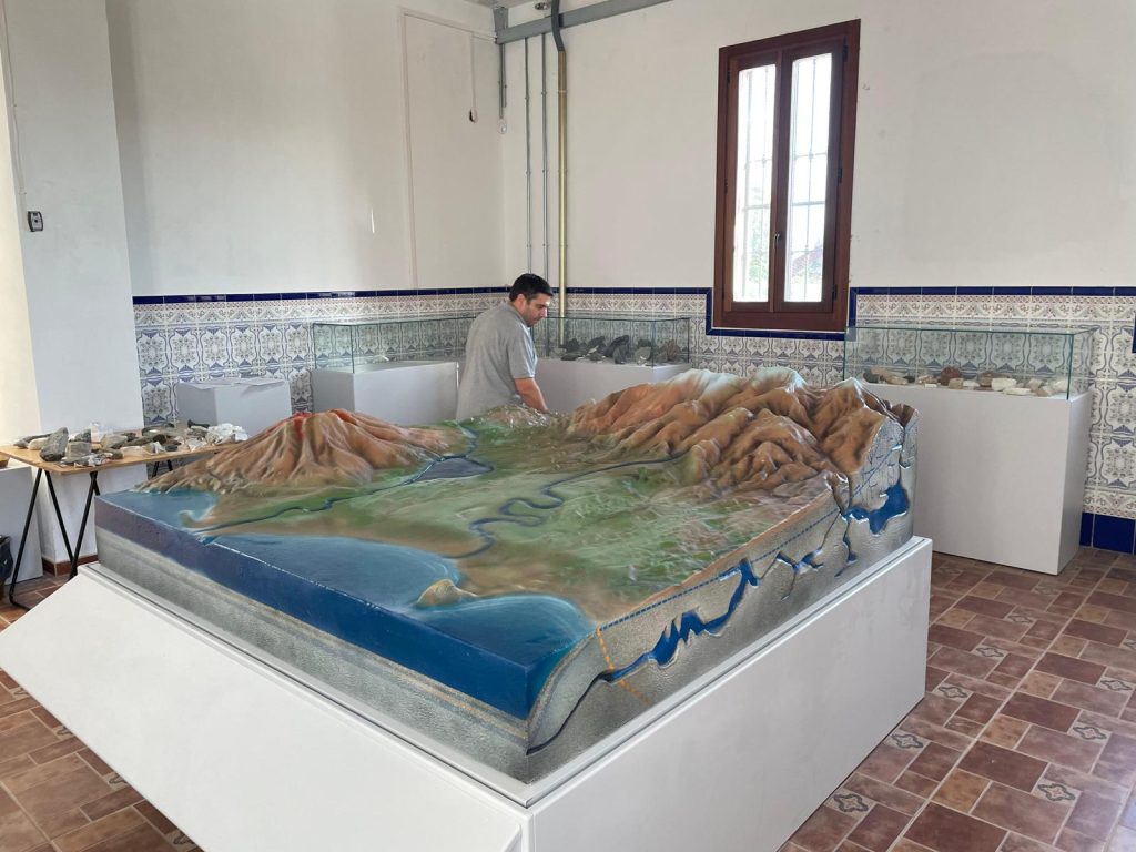 mapa-en-relieve-decoracion-museo-alcasser-art-en-foc-artistas-falleros
