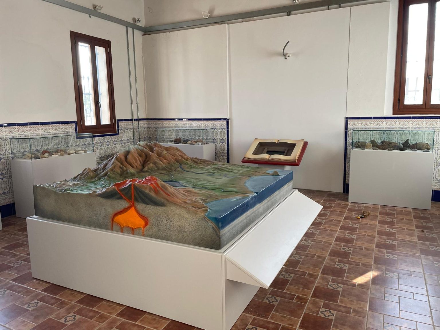 mapa-en-relieve-decoracion-museo-alcasser-art-en-foc-artistas-falleros