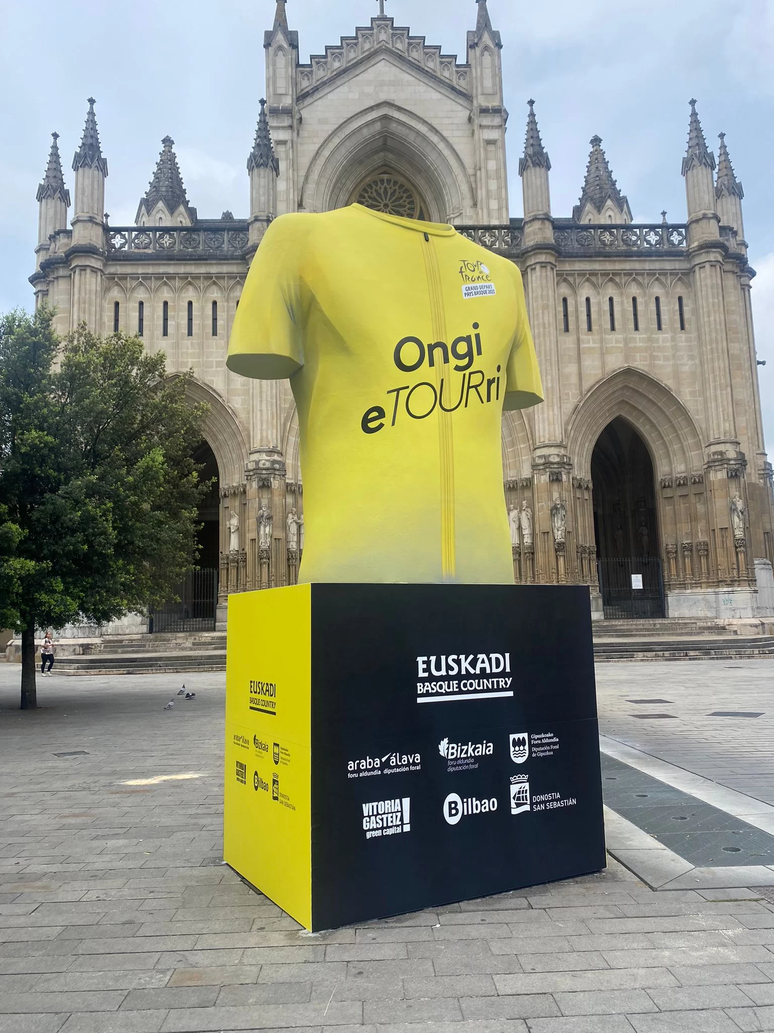 Reclamos visuales monumentales: un maillot para el Tour de Francia creado por artistas falleros