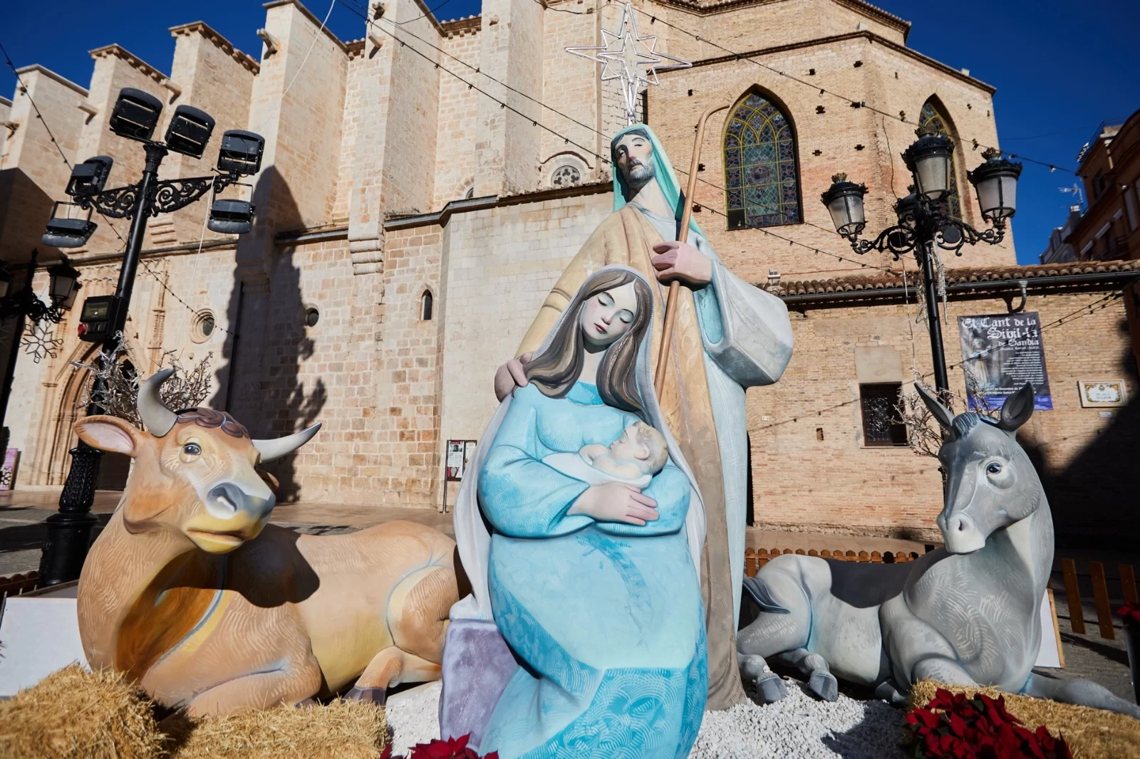 Un belén monumental de decoración de Navidad creado por un artista fallero en Gandía